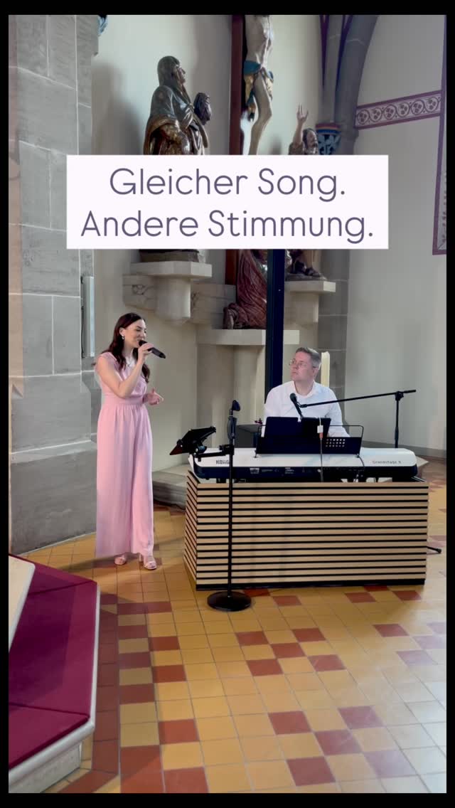 Gleicher Song. Andere Stimmung.
„Ein Hoch auf uns“ – einmal ganz reduziert mit Piano & Gesang für die Trauung oder im Trio mit mehr Groove und Energie beim Sektempfang.
Was ich damit zeigen möchte:
Wenn ihr uns bucht, entscheidet ihr euch nicht nur für einen Song – sondern für Möglichkeiten.
Als Livemusiker können wir Arrangements anpassen:
– nur Piano & Gesang für die Kirche
– Trio mit mehr Rhythmus für den Empfang
– stimmungsvoll, tanzbar oder ganz intim
– wenn gewünscht sogar zwei Versionen desselben Songs an einem Tag
Ein Song kann feierlich sein.
Und später ausgelassen.
Und trotzdem bleibt er euer Song.
Diese Flexibilität gibt es nur mit echter Livemusik.
Und genau das liebe ich an unserer Arbeit – gemeinsam mit meinen Musikern gestalten wir euren Soundtrack.
Wenn ihr euch musikalisch nicht zwischen „Gänsehaut“ und „Party“ entscheiden wollt:
Ihr müsst es nicht. ✨
#hochzeitssängerinstuttgart #aufuns #livemusikzurhochzeit #trauung #sektempfang