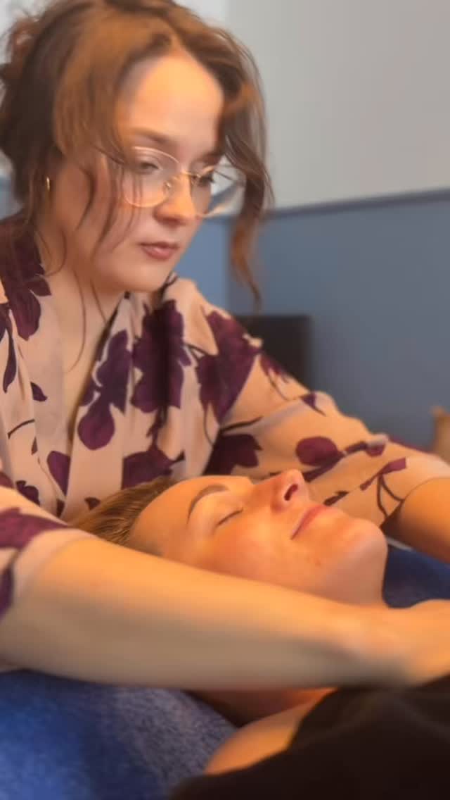 Zabiegi, które wykonujemy w Blue Tori SPA to nie tylko zabiegi poprawiające jakość skóry. Przede wszystkim to reset i relaks dla układu nerwowego! Nasz organizm do prawidłowego funkcjonowania potrzebuje nie tylko masażu technicznych, ale też zwykłego „pomiziania”- takiego, które daje poczucie bezpieczeństwa, czułości i możliwość odpuszczenia, zrzucenia z siebie ciężaru całego dnia/ tygodnia.
Właśnie dlatego, stawiamy na to, by zadbać holistycznie. Wierzymy, że zdrowie skóry zaczyna się w zdrowiu całego organizmu, a dotyk jest jedną z dróg, którą możemy podążać by uzyskać jak najlepszy efekt terapeutyczny 💜