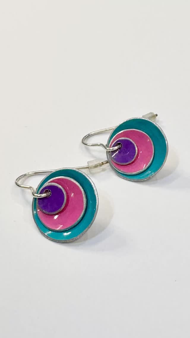 Today Iβve added these new pieces to my Aluminium domes range at @frannyandfiler in Chorlton.
#aluminiumjewellery #colourfuljewellery #60sinspired #abbyfilerjewellery #jewellery
