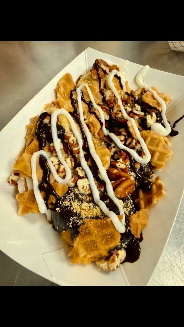 Our extensive toppings aren’t just for ice cream!
#mimiandpapaspopcorn #minidonuts #toppings #visitlelandnc