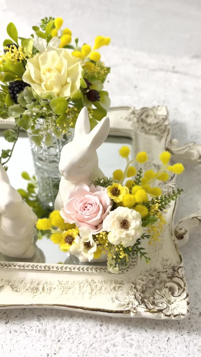 春の光をぎゅっと閉じ込めたような
可憐なミモザのアレンジが出来上がりました。
ふわふわとした黄色い花々は、心まで明るくしてくれる春の象徴。
うさぎちゃんにそっと抱えてもらったり、軽やかに運んでもらったり…
小さなリースも添えて、物語のある世界観に仕上げています。
まるで春の庭先で遊ぶワンシーンのような、優しく華やかなアレンジです。
こちらは
藤崎百貨店 六丁の目店様、
ララガーデン長町 店様へ納品させていただきました。
サロンにもわずかですがご用意がございます。
春のときめきを感じに、ぜひ各店舗へ足をお運びくださいませ。
皆さまの日常に、小さな幸せの花が咲きますように。 🌼
AZABU ROSE ROOMでは
楽しみながら学べるマンスリーレッスン、プチレッスン、基礎から学びたい方のFEJ資格取得レッスンをご用意してお待ちしておりますので是非いらして下さいませ🎵
新しい趣味を見つけたい方、スキルアップを目指したい方、ぜひご参加ください✨
詳細はリンクからご確認ください。
ご予約お待ちしております😊
HP https://www.azabu-roseroom.com
レッスンスケジュールについて
レッスンスケジュールに時間の記載のない日は、10時〜16時 18時〜21時の間のご予約制になっておりますので、ご希望のスタート時間をお伝え下さい。
制作時間は1時間〜2時間程、それぞれ異なります。
コースレッスン、マンスリーレッスン、プチレッスン、オーダーレッスンなどの様々なレッスンを同じ時間帯で行っております。
ーーーーーーーーーーーー
ショップ&サロン
AZABU ROSE ROOM
宮城県仙台市青葉区一番町1丁目4-26 SA RUMINA BLD2F
(藤崎百貨店本店より徒歩5分)
090-7255-8545
レッスンのお申し込みはお問い合わせからお願い致します♪
プリザーブドフラワー資格取得コースのご案内
趣味のレッスンなど
レッスン教室
体験レッスン
麻布ROSEROOMについてはHPよりご覧ください
#アザブローズルーム
#仙台フラワー教室
#アーティフィシャルフラワー
#ウェディングブーケ
#ミモザが好き