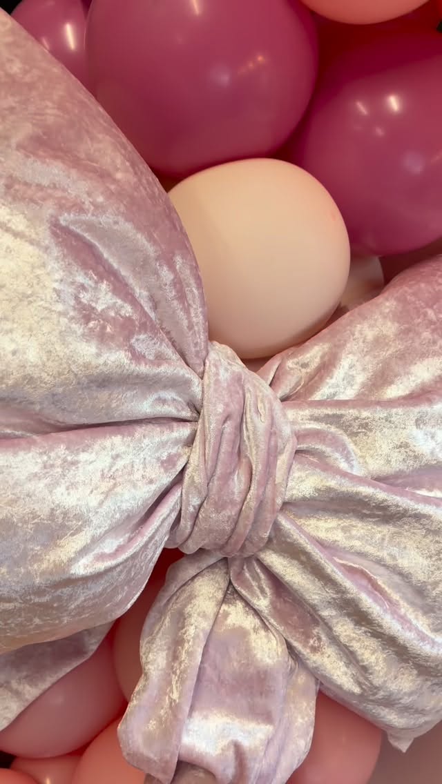 Wrapped up in BIRTHDAY wishes 🎀
📍CAP
#cardiffballoons #organicballoons #balloonarch #led #lightupnumbers