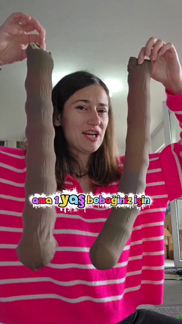 Peki bu "kolay" oyun bebeklere neler katıyor?💥🍀
1. İnce Motor Kas Gücü ve El Becerisi: O topları çorabın içinden çıkarmak için küçücük parmaklarını ve el kaslarını nasıl da ustaca kullanmaya çalıştığını görüyor musunuz? Bu, ileriki yaşlarda kalem tutma, düğme ilikleme gibi becerilerin temellerini atıyor.🧡
2. Problem Çözme ve Mantık Yürütme: "Nasıl çıkarırım?", "Neresinden itersem gelir?" gibi soruları bilinçaltında sorarken, kendi çözüm stratejilerini geliştiriyor. 👏
3. Odaklanma ve Sabır: Başaramadığında vazgeçmek yerine, tekrar tekrar denemesi... Bu süreç, dikkat süresini uzatır ve sabretmeyi, bir amaca ulaşmak için çaba göstermeyi öğretir.🫶
4. Duyusal Farkındalık: Çorabın esnek dokusu, topların sertliği; parmak uçlarıyla hissettiği bu farklı dokular, duyusal gelişimi destekler.🎡
Bir çocuğun oyun dünyası, bizim yetişkin bakış açımızdan çok daha derin ve anlamlıdır. Her bir hareket, yeni bir keşif anıdır🤩! ✨
Sizin minikler bu tür "zorlu ama eğlenceli" oyunlara nasıl tepki veriyor? Vazgeçiş mi yoksa çaba mı var?
#bebekgelişimi #duyusaloyun #montessori #evdeoyun #inceMotor problemtasarı bebekaktiviteleri çocukgelişimi annebebek ekranasızoyun"