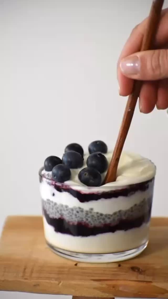 Un petit dej gourmand à la myrtille ça vous tente ? 🫐
Nous avons réalisé pour vous ces petits pots avec notre délicieux yaourt à la grecque @biochampslaiterie, du chia pudding et de la confiture bio de myrtilles sauvages. Un vrai délice ! 😋
✨Et vous ? Vous avez déjà essayé de vous faire des petits dej comme ça ? Y a t’il des adeptes de myrtilles ici ?
👉Dites nous en commentaires
#biochampslaiterie #breakfast
#petitdéjeuner #laiteriebio #ariege