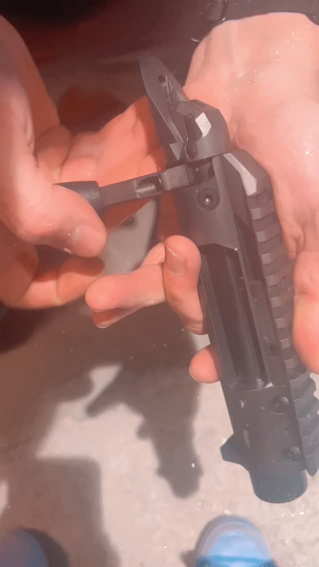 Das Österreichische P.E.A.C.E. ORS-1 System ist seit langem unser Favorit. Bald auch in LA und nicht mehr "nur" in der SA erhältlich. Auf Basis des 700er Footprints eine wunderbar Modulare Geschichte. Ob Jagd oder Long Range bietet dieses System wine grosse Vielfalt an Möglichkeiten. Bei Interresse einfach Anfragen. Auch in 10.3 Capra erhältlich. 🌿 Il sistema P.E.A.C.E. ORS-1 austriaco è da tempo il nostro preferito. Presto disponibile a LA e non più "solo" in SA - Basato su un'impronta da 700, è un sistema meravigliosamente modulare. Che sia per la caccia o per il tiro a lunga distanza, questo sistema offre un'ampia varietà di possibilità. Chiedete pure se siete interessati. Disponibile anche in calibro 10.3 Capra. 🌿 #armeriagrigioni #jägersuisse #ors1