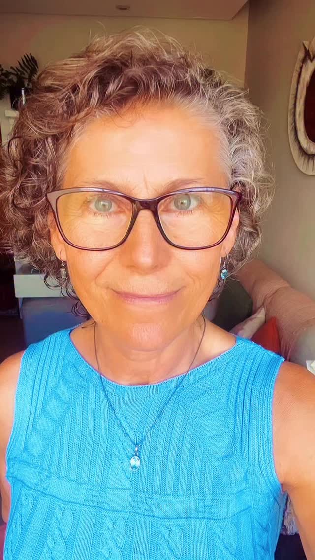 Sim, monges budistas caminharam por mais de 3.700 quilômetros pela paz mundial e meditaram junto com todos nós. E agora, o que vamos fazer com isso?
O gesto deles não termina na caminhada, ele é um convite vivo, um chamado para que cada um ocupe seu lugar com consciência, presença e responsabilidade pelo próprio estado interno. Não é sobre admirar, é sobre seguir o exemplo e encarnar a paz nas pequenas escolhas de cada dia.
Quando mais de nós escolhe viver a paz dentro de si, o campo coletivo se reorganiza e essa frequência se potencializa, alcançando muito além do que podemos ver.
Juntos somos fortes, unidos somos poderosos, e o verdadeiro convite é que a gente viva essa consciência no cotidiano, transformando intenção em prática.
A paz começa dentro e se multiplica quando cada um faz a sua parte.
Paz É Eu Sou!
Ainda está brigando com as pessoas, os acontecimentos, a Vida?
Quer se aprofundar na capacidade de Ser Paz?
Ofereço uma jornada on-line “SER PAZ” onde te acompanho passo s passo na compreensão e prática de encontrar a tão desejada Paz interior 👉👉👉 link na Bio!
Ou fale comigo no privado!
Humana aprendendo a Ser
Eu Sou aqui
Eu Sou aí
Silvana da Cunha
Cientista Intuitiva • Alquimista • Palestrante
Consteladora Sistêmica Familiar • Terapeuta Holística • Mentora
Fundadora da TQC Cura Quântica®️
e do Despertar Quântico da Consciência
www.florescimentocriativo.com