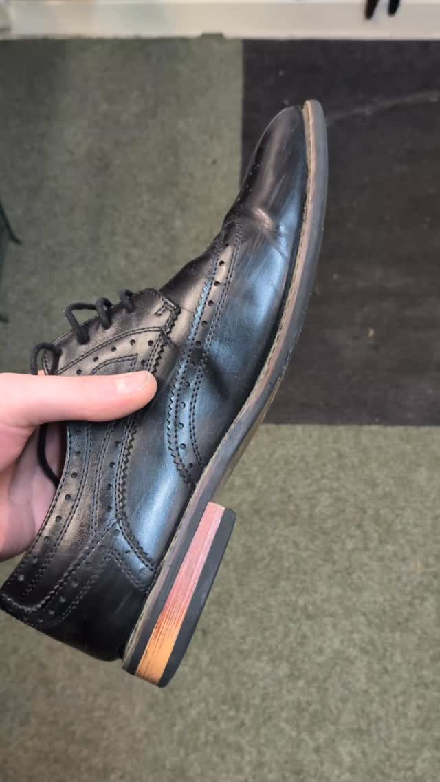 Men's brogues getting the Svig treatment this week. The original heels blocks had broken down so I've fitted a full unit to keep the shoes looking tidy
#shoerepair #svig #cobbler #smallbusiness #repair