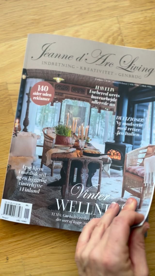 Så skete det…igen!🤩🫣
Det er ikke første gang mit hjem har været med i en boligreportage, men det er forhåbentlig heller ikke den sidste!!
For jeg har nemlig store drømme om at mit firma @harmony_designstudio.dk en dag kommer til at indrette de smukkeste hjem i Danmark og i udlandet.
“Mie har altid haft en passion for boligindretning, og hendes hjem er et levende udtryk for hendes personlighed. Gennem årene har hendes stil udviklet sig, og i dag forener hun en naturlig bohemestil med den elegante hotelstemning”
Og lidt mere…
“I dag driver hun Harmony Design Studio, hvor hun skaber skræddersyede indretninger for både hoteller og private. Med sin unikke signaturstil arbejder hun målrettet på at skabe hjem og rum, der forener harmoni, velvære og luksus”✨
Tak til fotograf @tinegertsen for at fange de smukke billeder og til @jeannedarcliving for den fine boligreportage
Du kan købe magasinet i en kiosk nær dig!🧡
#boligreportage#boligmagasin#boligindretning#indretningsinspiration#indretningskonsulent