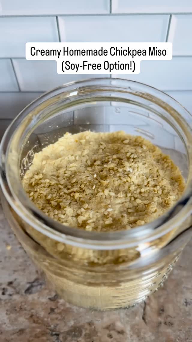 ✨ Soy-Free Miso? Yes, It’s Possible.
If you avoid soy or have a soy allergy, this is for you.
This creamy chickpea miso is naturally sweet, rich, and deeply satisfying. Once you taste it, you may never go back.
Fermentation isn’t just about flavor — it’s about transformation.
🌿 Gut Health Benefits
• Rich in beneficial probiotics (after fermentation)
• Supports digestion and enzyme activity
• Contains fiber + plant-based protein
• Promotes microbial diversity
🫘 Ingredients
- 400g dried chickpeas (≈1kg cooked)
- 250g natural sea salt
- 800g dried koji (fresh if available)
- 300ml chickpea cooking liquid
- 20g salt (for surface)
- Sake (for spraying)
This miso is slightly sweeter and creamier than traditional soybean miso because it contains a higher percentage of koji. I increased the koji ratio while keeping the salt level at 12% to ensure safe fermentation. This miso is perfect for soups, dressings, marinades, and spreads.
Fermentation teaches patience.
Flavor rewards it.
Follow @kojiandmore to watch the fermentation journey.
Save this recipe for later.
Share with someone who can’t eat soy 💛
✨ 大豆なしでも味噌は作れます!
大豆が苦手な方や大豆アレルギーの方へ。
ひよこ豆で作る味噌は、甘みがありクリーミーで、一度食べるとやみつきに。
このレシピでは麹を少し多めにして甘めにしていますが、お好みにより量を減らしたりしてみてください。
発酵は、ただの保存方法ではなく「変化」のプロセスです。
6ヶ月後が楽しみですね!
🌿 腸活メリット
・発酵による善玉菌サポート
・消化を助ける酵素
・豆より消化しやすい
・食物繊維+植物性たんぱく質
・腸内環境の多様性をサポート
👉 発酵の様子は @kojiandmore でシェアしていきます。
保存して後で作ってみてくださいね。