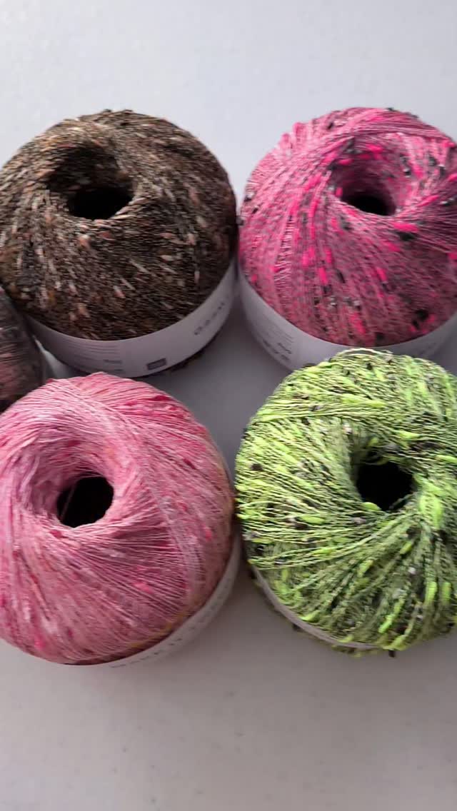 Buenos días!
Este hilo de @rico_design es un hilo perfecto para darle un toque especial a vuestras prendas de entretiempo y verano. Mezclado con un algodón queda perfecto y muy original, y si os atrevéis a tejerlo solo, pues adelante, no seré yo quien os diga q no! 😜
Hay colores para todos los gustos, desde más combinables y discretos, hasta los flúor!💕
Con cuál os sentís más identificadas? 😉
Feliz fin de semana, a tejer!!!🧶
#lanicastorezaragoza #lanasymaslanas #tiendasdelana #zaragozaartesana #verano2026