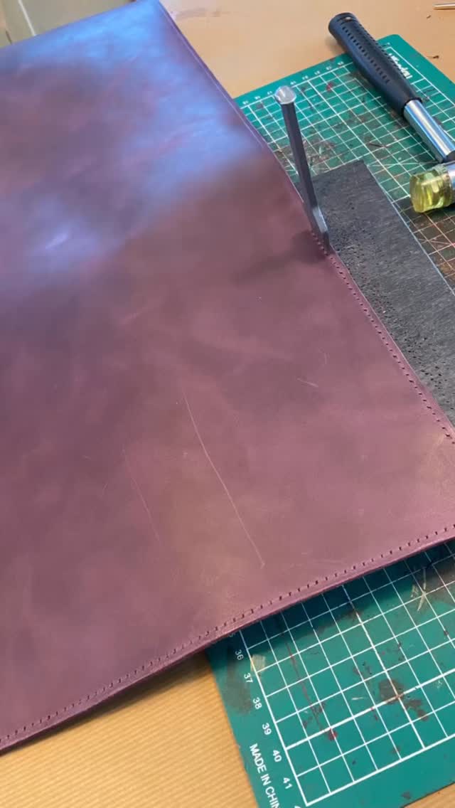 Tapis de bureau en cuir tannage végétal lilas double croute e cuir de porc et cousu sellier.
Sous-main entièrement personnalisable (cuir, dimensions, vous ou non).