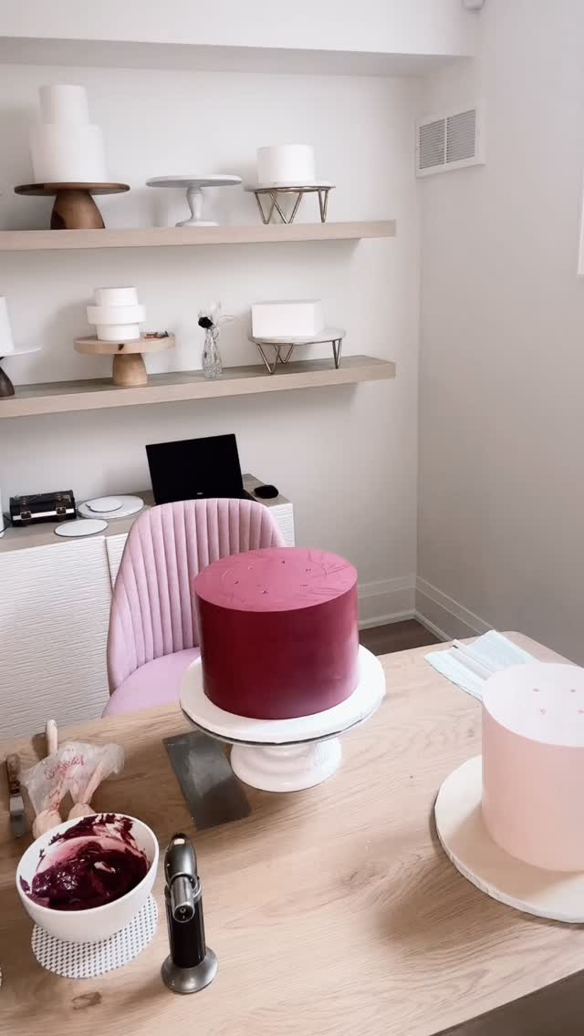 The sound of your wedding cake 😂
#paletteandpetalcakes #torontocakes #weddingcakes #torontowedding #cakedecorating