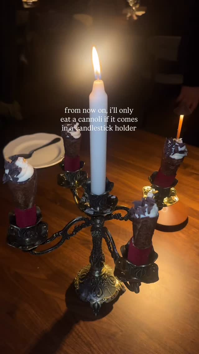 Steakhouse dinner at @delizitalian and somehow the cannoli stole the show 🤍✨
#chicago #chicagofood #chicagofoodie #restaurant #dinner