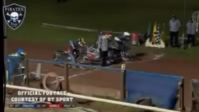 🎥 THROWBACK — Rewinding to 2018 💣🔥
Wimborne Road.
Pressure on. Heat 15. Grand Final on the line.
And then… Bomber doing Bomber things 💣🤪
Passed the World Champ — “Like he’s dropped a chain!” — sealing the 4–2 and firing the Pirates into the 2018 Premiership Grand Final 🏴☠️
Another chapter in the history books🔥
So many of you have asked me to post this…
You asked. I delivered. 👊
Who was there that night? 👀
•Footage courtesy of BT Sport •
#FlashbackFriday #chrisbomberharris #speedway #żużel
