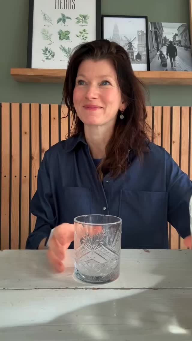 “Gezond” is niet automatisch bloedsuikervriendelijk.
Als ik lunch met alleen rijstwafels (zelfs met iets voedzaams erop), weet ik bijna hoe mijn middag gaat verlopen.
Eerst voel ik me prima.
Maar anderhalf uur later?
Mist in mijn hoofd.
Sneller geïrriteerd.
Trek in zoet.
Niet omdat ik geen discipline heb.
Maar omdat snelle koolhydraten mijn bloedsuiker snel laten stijgen.
Mijn lichaam maakt insuline aan om dat weer te reguleren.
En als die daling daarna te snel gaat, krijg ik een dip.
En mijn brein draait op glucose.
Dus nee die middagdip is geen toeval.
En ook geen “gewoon druk zijn”.
Sinds ik mijn lunch start met eiwitten en vezels, blijft mijn energie veel stabieler.
Soms zit de oplossing niet in harder je best doen.
Maar in slimmer combineren.
Wil je inspiratie voor een brainfog-proof lunch?
Laat “LUNCH” achter in de reacties 💛