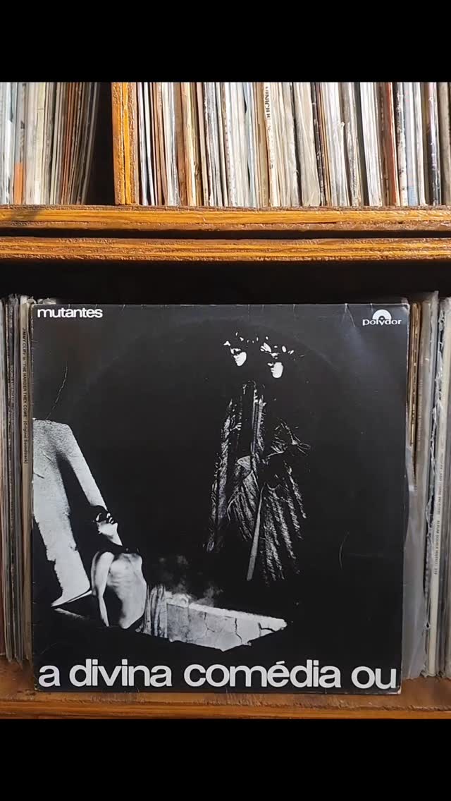 Em 1970, os Mutantes colocaram o Inferno de Dante na capa.
Na contracapa, quase criaram um inferno em casa.
A mãe do Arnaldo e Sérgio entrou no quarto e viu a cena sendo montada.
A frase que saiu dali não foi exatamente elegante.
Mas o disco é maior que a foto.
Aqui a banda deixa de soar tropicalista e começa a funcionar como engrenagem.
O Liminha assume o baixo de vez.
Arnaldo se concentra nos teclados.
A coisa ganha peso.
“Ando Meio Desligado” abre direto.
“Quem Tem Medo de Brincar de Amor?” é pop — e isso incomoda mais gente do que deveria.
É ou Não é, o disco mais celebrado deles?!
E talvez seja justamente por isso que vale ouvir de novo.
Agora me diz:
qual é o disco definitivo dos Mutantes pra você?
Esse e outros títulos estão no nosso site.
Link na bio.
#OsMutantes
#Vinil
#PsicodeliaBrasileira
#Tropicalismo
#DiscosClássicos
