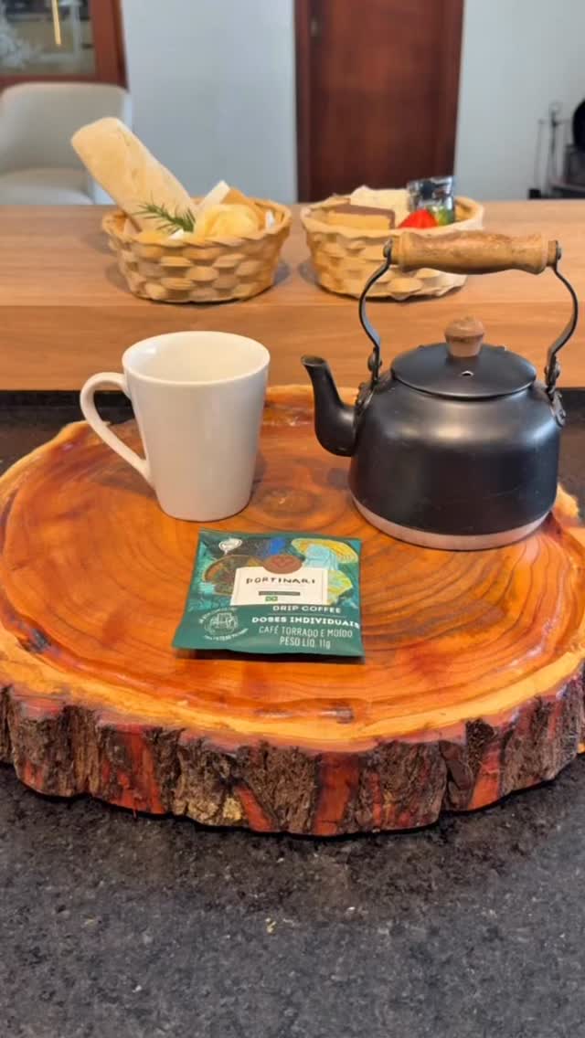 O aroma que sobe antes do primeiro gole.
A água passando devagar. ☕️
✨ Seu lembrete de hoje:
nem todo dia precisa começar correndo.
Comece com um café com calma.
#cafecomcalma
#ritualdamanhã
#momentocafe
#experienciagastronomica
#desfrutetabuas
