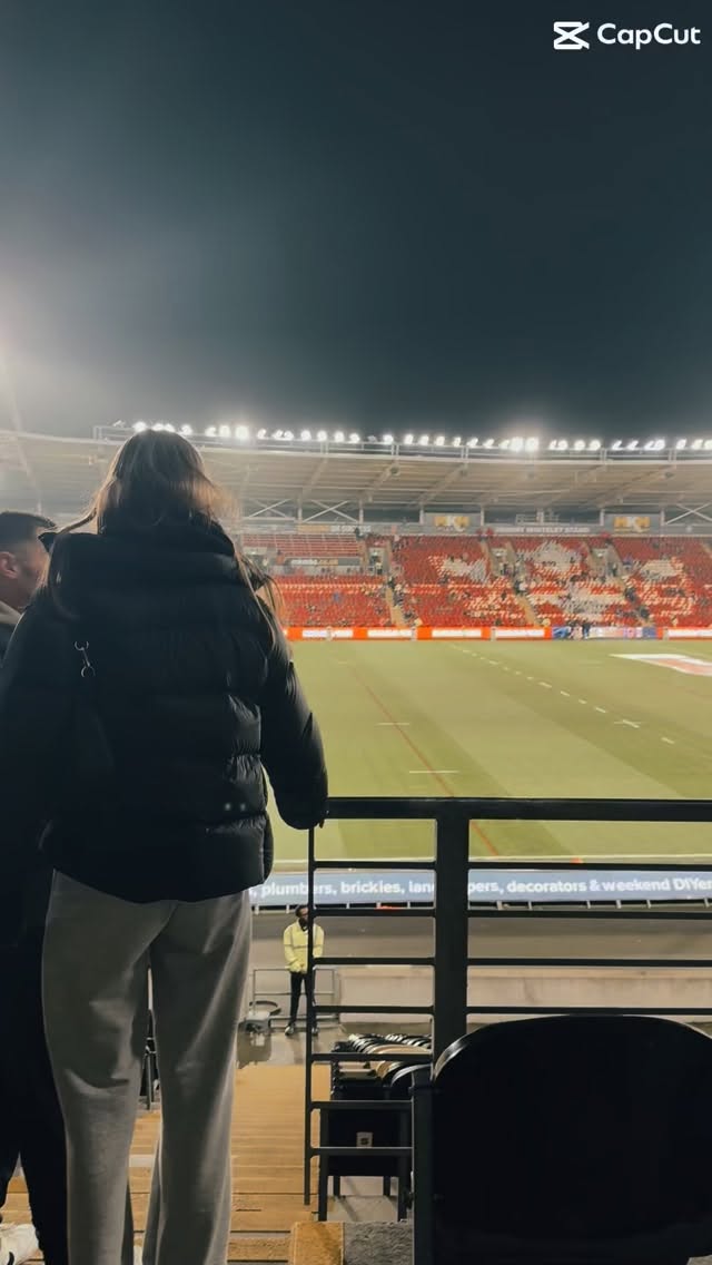 Even though they didn’t get the win, I still can’t believe @eliza_isabell11 got to see @brisbanebroncos in her home town. What are the actual chances of your favourite rugby team from the other side of the world coming to your home town!! Didn’t get the chance to meet some of the players but she got to see them play in real life, not in front of the TV at 5am in the morning because she refuses to watch it recorded 😂🙌🏻 #topfan #girlsdream #brisbanebroncos @walshyy07