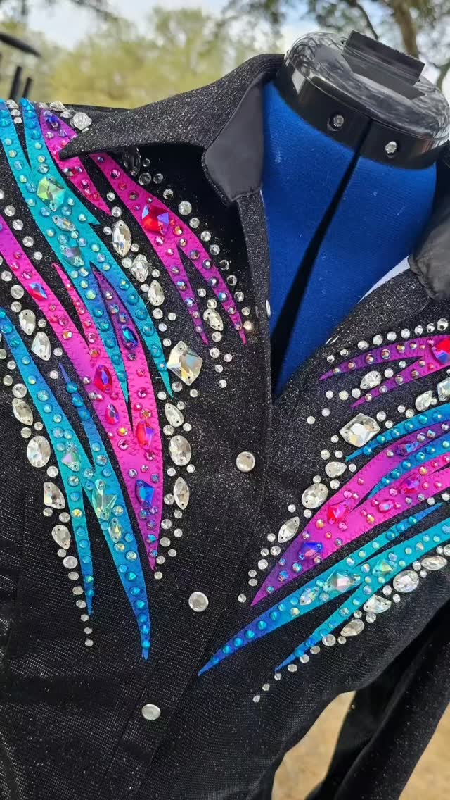 New shirt is a show stopper! Black base loaded with hand painted appliqués, and more stones than you can shake a stick at!
#rodeoqueen #rodeoqueenfashion #rhinestones #handpainted #rodeoqueenshirt
