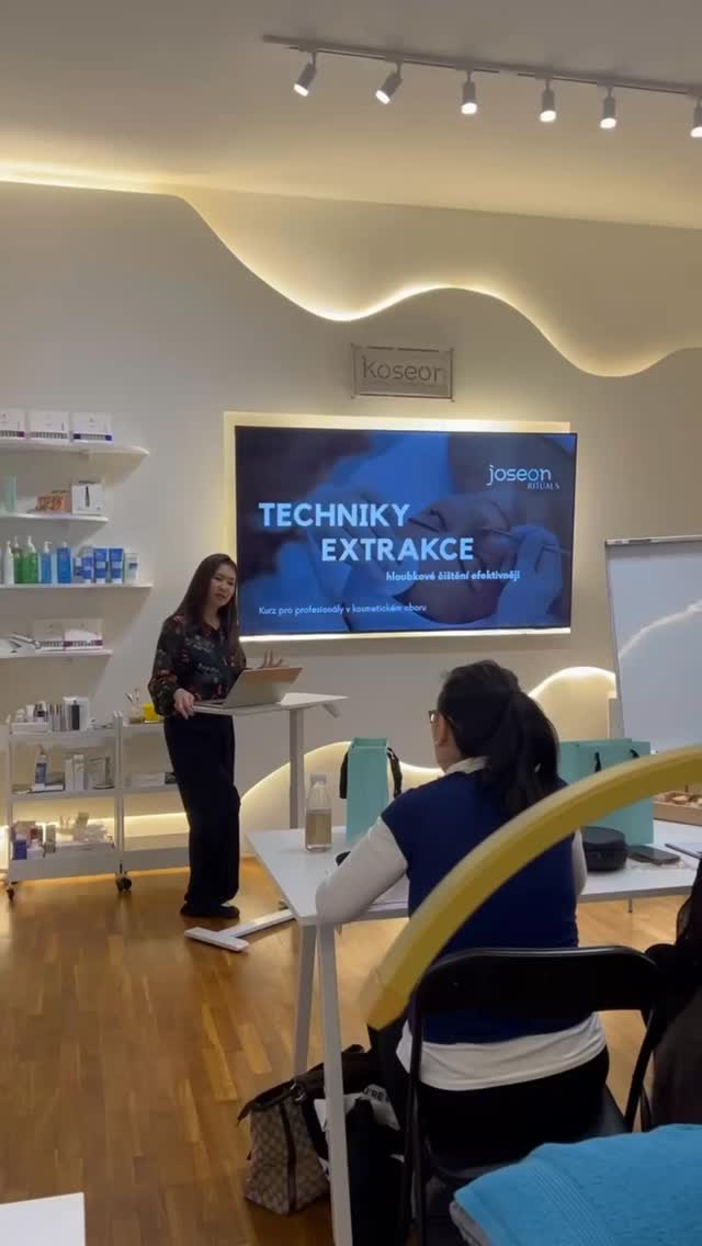 Nový rok i nový lunární rok ve jménu série školení.
Proběhly již 4 kurzy Techniky extrakce, 2 produktová školení, 2 přístrojové diagnostiky, MTS Korean mikrojehličkování a čeká nás ještě bohatší program.
Nevím, kde jsem slibovala, že zmírníme a vážně již nebudu tolik pracovat… 🙈
Moc děkujeme za zájem, nadšení, dychtivost po knowhow a vzájemnou výměnu vědomostí 🩵
@koseon_eu
@koseon_academy