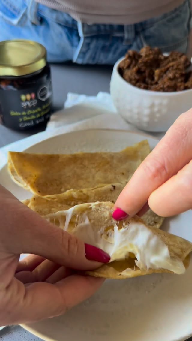 Quesadillas con chorizo de champiñón y salsa de chipotle y arándano
Todos amamos unas buenas quesadillas pero te juro que si las pruebas así te vas a volver loc@
Y la salsita de @spicogourmetencasa no puede faltar en mi casa le da ese toquecito deli en todo!! La compro en Walmart
Ahí te va cómo prepararlas:
Primero prepara la salsa:
Hidrata 1 chile ancho y 1 chile guajillo en agua caliente.
Llévalos a la licuadora con:
• 2 dientes de ajo
• Un poco del agua del remojo
• 1 cucharadita de paprika
• 1 cucharadita de orégano
• ¼ cucharadita de comino
• ½ cucharadita de consomé en polvo
• Sal al gusto
Licúa hasta que quede una salsa espesa y bien roja.
Mientras tanto, procesa 400 g de champiñones en el procesador (o pícalos muy finito con cuchillo).
En un sartén amplio agrega 1 cucharadita de aceite, incorpora los champiñones y vierte la salsa. Cocina a fuego medio moviendo constantemente hasta que se evapore la humedad y empiece a dorarse ligeramente. Ese es el punto perfecto: seco, concentrado y con sabor profundo.
Pónselo al gusto en tus quesadillas o tostadas y ponle tu salsa deli!!