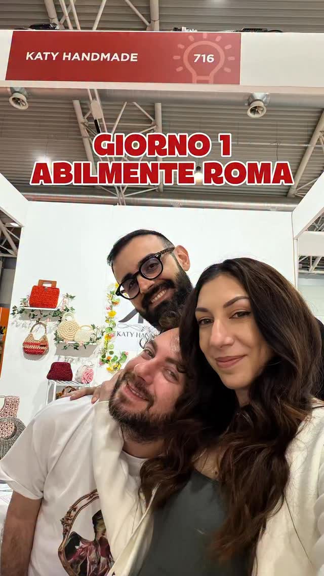 Il cuore pieno e le mani che vibrano di gioia ✨
Non ci sono parole per descrivere l’emozione di questo primo giorno ad @abilmente Roma. Guardando questi video, sento ancora tutto il calore, le risate e il rumore dei nostri uncinetti che lavorano🧶
Vedere i vostri sorrisi durante i corsi e la dedizione che mettete in ogni punto mi ricorda perché amo così tanto quello che faccio. Ma la parte più bella? VOI. Grazie di cuore a tutte le amiche (eravate tantissime!) che sono passate a lasciarmi un saluto, un abbraccio o una parola gentile. Il vostro affetto è indescrivibile e mi dà una carica pazzesca. Mi sento davvero fortunata ad avere una community così speciale🥹❤️
E per chi non è ancora passata... vi aspetto! Vienimi a trovare per un saluto, per curiosare tra le novità o per unirti a noi:
📍 Pad. 1 - Stand 716 “Katy Handmade”
Non vedo l’ora di riabbracciarvi tutte nei prossimi giorni! ✨
•••
#AbilmenteRoma #KatyHandmade #UncinettoCreativo #CrochetCommunity #FieraCreativa