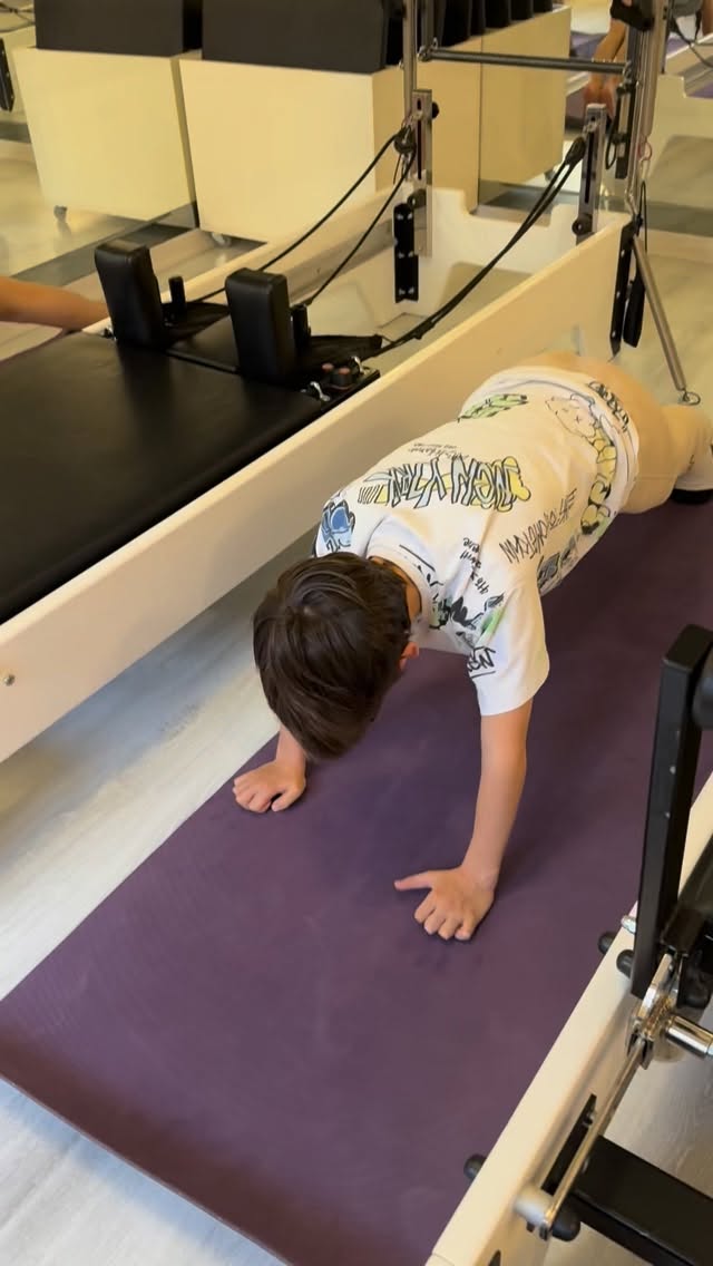 Ve mesleğin en güzel yanı çocuklarımızın bedenleriyle çalışırken öğretmeye ve öğrenmeye aşık olduğumuz o anların her geçen gün artması 👏👏👏👏
Her beden bir parmak izidir cümlesinin en net karşılığını çocuklarımızın atletik performans becerilerini arttırmak için planladığımız özel antrenman programlarında gözlemliyor ve onlarla çalışmaktan sonsuz mutluluk duyuyoruz 👍
Merakınız ve azminiz hiç solmasın güzel çocuklar ❤️