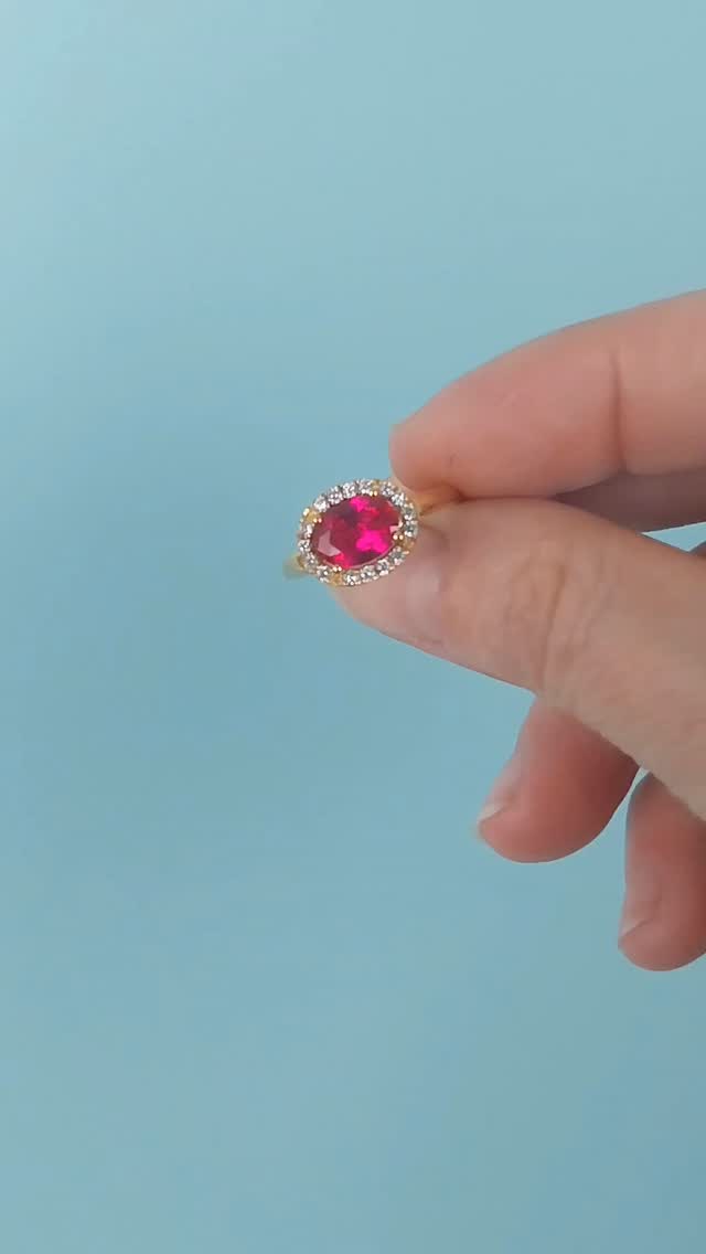 De edelsteen recht of dwars op de vinger.
Wat kies jij?
#edelsteen
#goudsmid
#juweelontwerp
#uniekejuwelen
#costummade