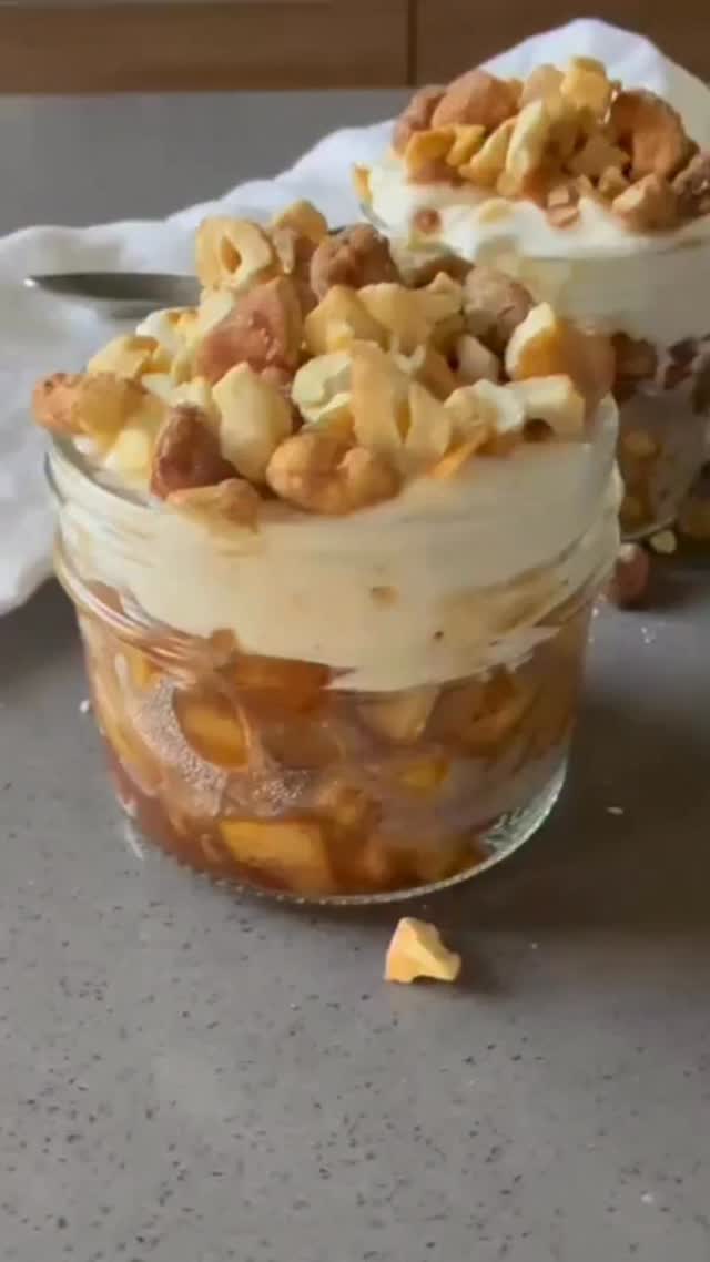 Cuando tengas antojo de un postre… o de un desayuno que sepa a postre… tienes que preparar este. 🍎✨
Manzana suave abajo, cremoso en medio y crunchy arriba. La combinación nunca falla.
Ingredientes (1–2 porciones):
• 1 manzana verde grande pelada y en cubitos
• 1 cucharadita de mantequilla (5 g)
• 1 cucharada de azúcar de coco (12 g)
• ½ cucharadita de canela
• 1 pizca de sal
• 1–2 cucharadas de agua
• 1 cucharadita de maicena disuelta en 1 cdita de agua (opcional, para espesar más tipo relleno de pay)
* 3 cucharadas de yogur griego natural
• 2 cucharadas de la mezcla de nueces y manzana seca con sabor a pay de manzana de @natursourcemx
Preparación:
1️⃣ Derrite la mantequilla en un sartén a fuego medio y agrega la manzana. Cocina 3–4 minutos hasta que empiece a suavizarse.
2️⃣ Añade el azúcar de coco, la canela y la pizca de sal. Mezcla y deja que se caramelice ligeramente.
3️⃣ Incorpora el agua y cocina 2–3 minutos más hasta que esté suave y jugosa.
4️⃣ Si quieres textura más espesa, agrega la maicena disuelta y cocina 1 minuto más hasta que brille y espese.
5️⃣ Pasa la mezcla caliente a un frasco de cristal.
6️⃣ Agrega el yogur griego encima.
7️⃣ Termina con el toque que le da todo el sabor: la mezcla de nueces y manzana seca de @natursourcemx. Tiene ese perfil especiado tipo pie de manzana y el crunch perfecto. Lo venden en Costco 🙌🏼
Prepáralo pronto!🙌🏻