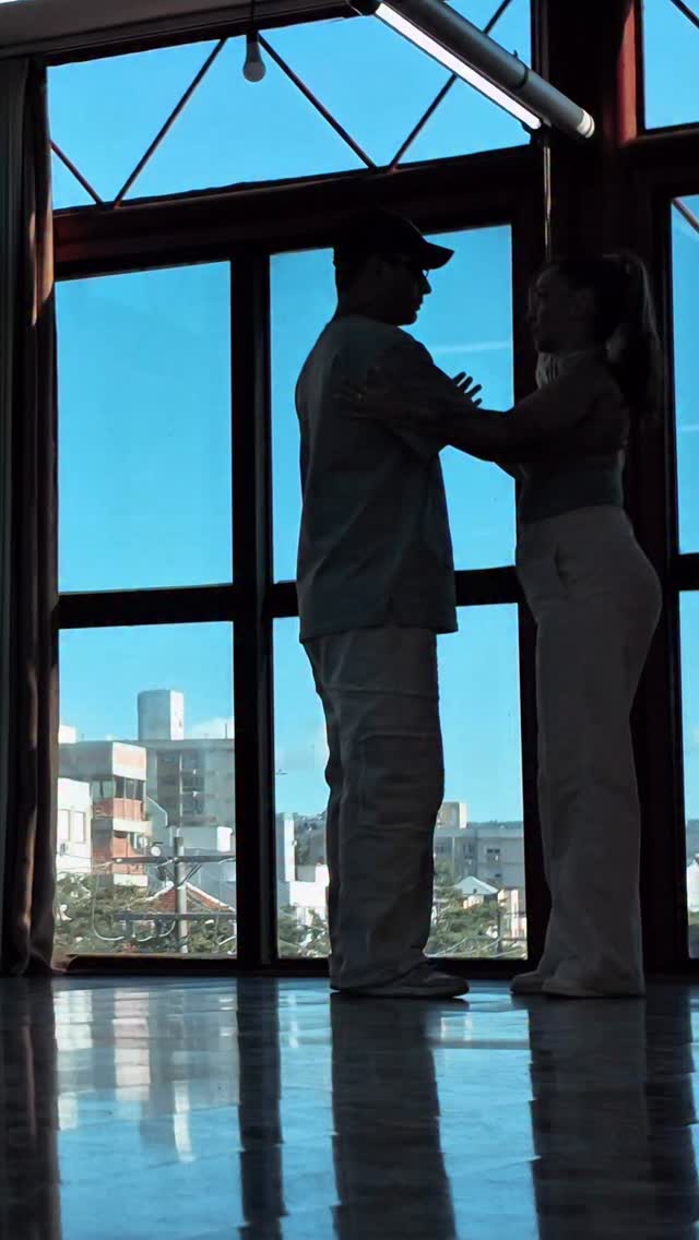 🌀 GIOVANA Y RAFAEL 🌀
5 minutes of break before classes… Let’s record a video and let it flow 🌊 The fluidity of this movement is so satisfying! Try to do it and tag us 🩵
🩱 @brennstore_
📍 @triescoladedanca
🧠 www.giovanayrafael.com