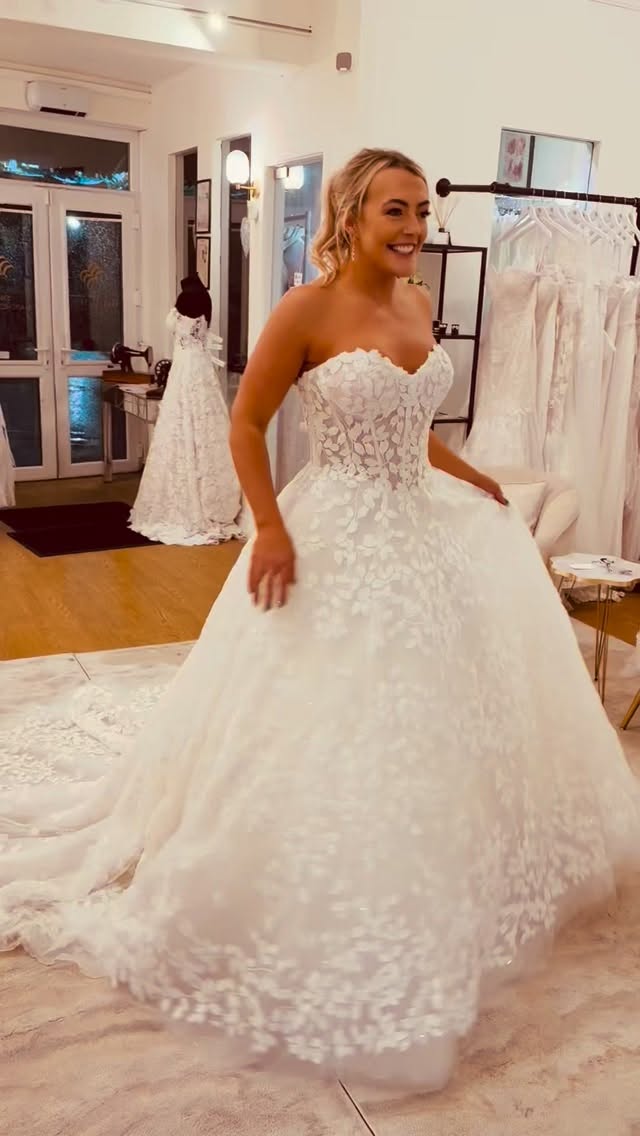 One dress. Matching topper. Matching veil. What more do you need? 🖤
This gorgeous ballgown by Demetrios has a beautiful sparkle and comes with these stunning optional extras.
Come and see this gorgeous collection, in the boutique now 🖤
#demetriosbridal #yorkshirebridalboutique #sheffieldbridalboutique #weddingdress #engaged