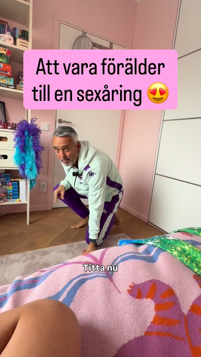 Titta nu! 😃❤️
Ja, det får man höra nästan lika ofta som ”såg du” 👍🏼 Alla åldrar har sin charm. Eller vad tycker du som förälder? 😁
Min nya ståuppföreställning Daddy Deluxe har premiär i
Linköping den 21/3. Sen kommer jag till:
Skövde 11/4
Karlstad 18/4
Jönköping 25/4
Göteborg 2/5
Stockholm 9/5
Missa inte att jag har en provföreställning den 14/3 i Stockholm 👍🏼😃 Alla biljetter via: bronten.se