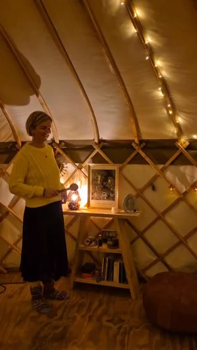 There was A LOT of rattle love 💗 at last night’s powerful Full Moon Shamanic Sound Journey.
The Full Moon and eclipse energy created a powerful opportunity for clearing and release — letting go of natural endings and breaking cycles and patterns that no longer serve us. 🌕✨
So grateful to my drumming friend Greig @wisewolfdrums for crafting my beautiful new rattle, she’s gentle, yet incredibly powerful. 💫🌀
And thank you @artisanamershamshop for my cosy magical socks… absolutely perfect for sound journeys. 💫🧦
And of Hannah for being the fire starter and creating such a beautiful grounding space @whiteleafyurt
Blessings and insightful journeys to every in last nights circle.
#shamanicjourney #amersham #fullmoon #eclipseenergy #soundhealing