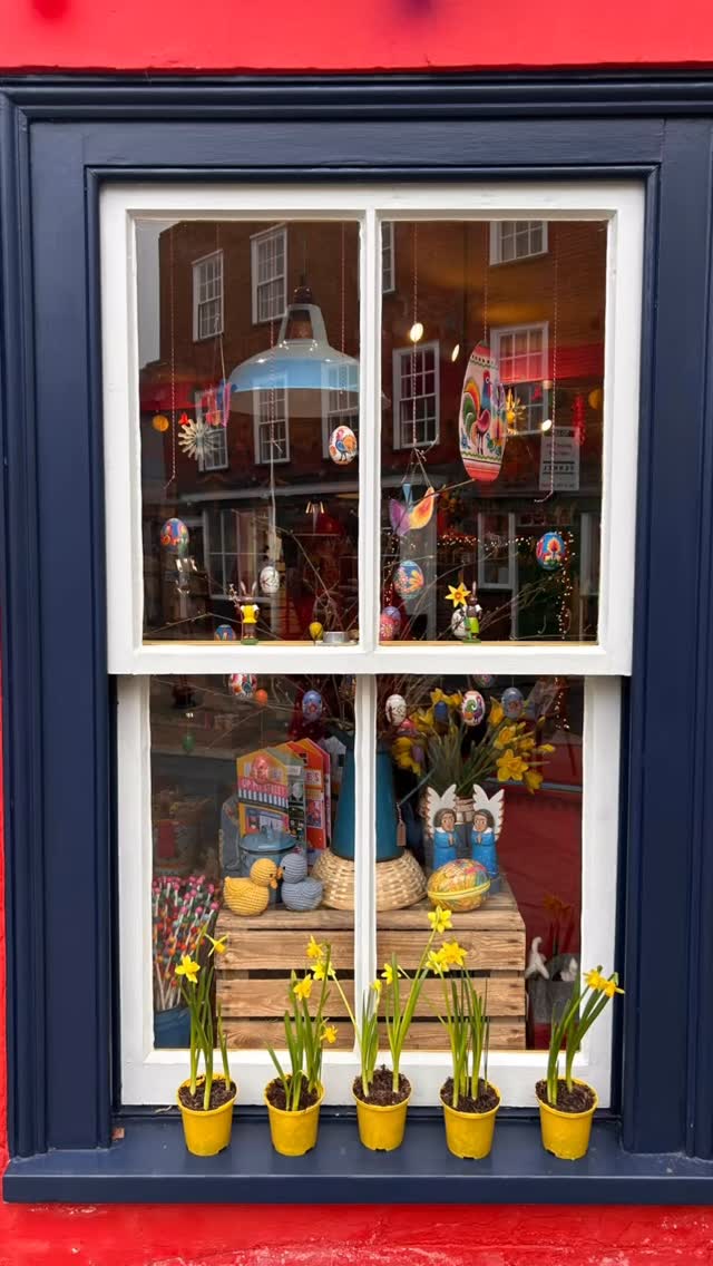 The eggs have landed! New panic windows for Easter as I suddenly realised that it’s just round the corner as it’s so darned early this year. And now all the daffs are out I just had to have bunches and pots of them everywhere. My favourite flower.
Egg-wise there are Polish real, blown eggs and double-sided egg-shaped pictures both decorated with wycinanki ( papercut collage). Also German and Polish hand-painted wooden ones as well as those vintage East German fillable paper mache shells decorated with nostalgic, colourful pictures of bunnies and chickens.
More pics to come once I have got the chocs and all the German wooden bunnies out.
#folkartegg #pisanki #germaneggs #easteriscoming