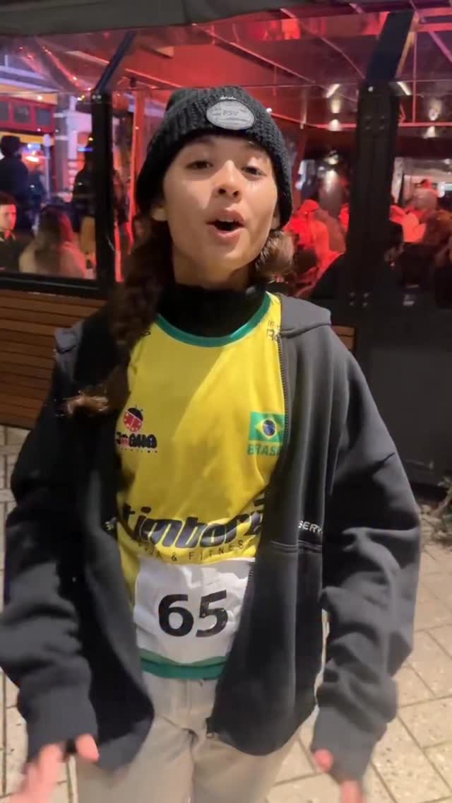 TEM RIO-PRETENSE NA FINAL DO MAIOR CAMPEONATO DE PATINS STREET DO MUNDO 🇧🇷
Aos 12 anos, Joana Caroline está na final do WinterClash, na Holanda, considerado o maior campeonato de Patins Street do mundo.
Única brasileira na categoria Júnior, ela está entre as seis finalistas e disputa o título neste sábado, às 15h.
Boa sorte, Joana!
Rio Preto está com você. Mais informações no Portal Guilherme Baffi