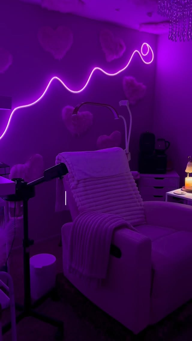 Listening to your skin, rather than forcing solutions, is the key to healthy skin. 🔑
#azesthetician#phoenixesthetician#phoenixskincare#arizonaacnespecialist#barrierepairaz