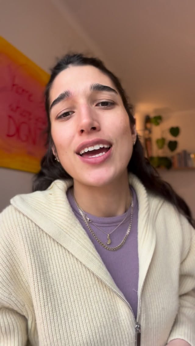 Regulation bedeutet nicht, weniger Emotionen zu fühlen.
Regulation bedeutet, bei dir zu bleiben und dir wohlwollend zu begegnen, während sie da sind.
•••
Videos wie diese dienen der Unterhaltung und ersetzen keine Begleitung. Sie dienen nicht als professioneller Rat und gehen ebenso nicht auf die Feinheiten psychischer & emotionaler Gesundheit ein (weil sie dafür viel zu individuell ist!).
🍯 schreib mir, wenn du Interesse an einer Begleitung hast
🍯 hol dir einen Selfstudy Workshop auf meiner Website
🍯 komm zu meinem VHS Workshop in Markkleeberg am 21. März
🍭 stay tuned für meinen neuen Minikurs (da lernst du genau das!)
www.auroraprema.de
auroraprema@gmail.com