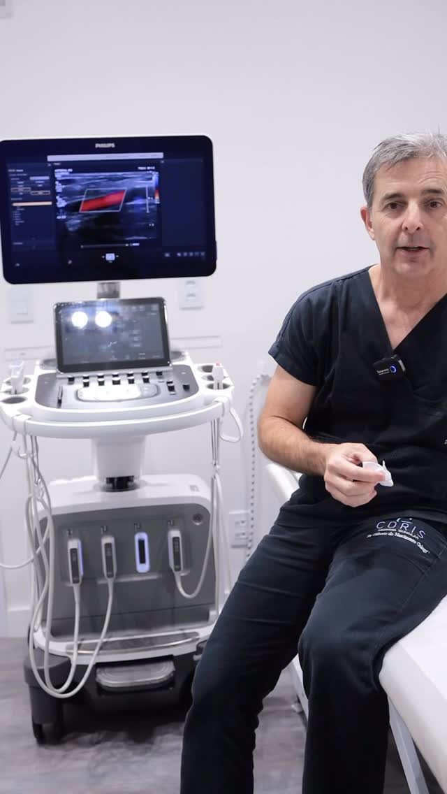 A trombose é uma das maiores preocupações de quem vai se submeter a uma cirurgia.
E essa preocupação faz sentido. A trombose venosa é uma complicação que pode ocorrer no pós-operatório, especialmente em cirurgias ortopédicas, plásticas e gerais. Sempre que o paciente passa por anestesia, procedimento cirúrgico e período de repouso, existe um risco que precisa ser considerado.
Mas risco não significa impedimento.
Hoje contamos com protocolos bem definidos e escalas de estratificação que permitem avaliar individualmente cada paciente. As cirurgias evoluíram muito, as técnicas anestésicas são seguras e a prevenção é parte fundamental do planejamento.
A partir dessa avaliação, podemos indicar medidas como:
• uso de meia elástica no pós-operatório
• bota pneumática durante a cirurgia
• anticoagulantes quando há indicação
• mobilização precoce
Muitas vezes, cirurgiões plásticos, ortopedistas e cirurgiões gerais encaminham o paciente para avaliação vascular pré-operatória.