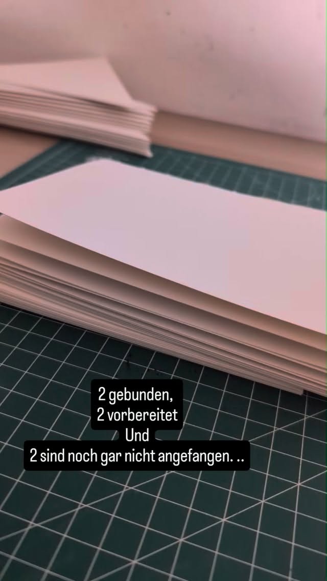 Es geht weiter. Ich habe schon so lange keine Zeit mehr gehabt ein skizzenbuch zu binden.
Aber jetzt kann ich den bookbinding Entzug wieder gut aufarbeiten.
#sketchbook #bookbinder #handmade #bookbinding #myownartology