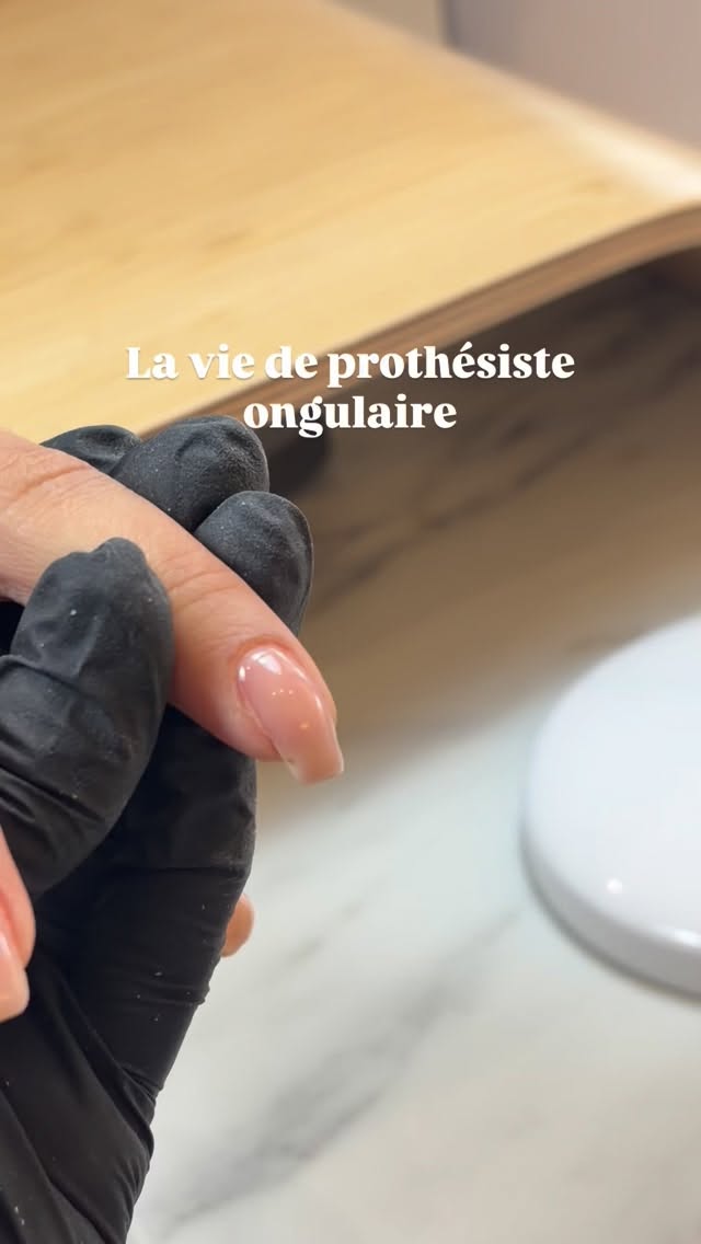 .
✨La prothésie ongulaire ✨
On ne fait pas que des jolies photos.
On analyse, on corrige, on structure,
on reconstruit.📐
Une prothésiste ongulaire crée une prothèse, pas juste un design.
C’est un vrai métier, qui demande des bases solides.🎓
#ongles #prothesisteongulaire #nails #onglerie #formationongles