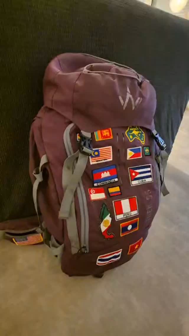 🌍 Certains collectionnent des magnets.
Moi, je couds des drapeaux sur mon sac à dos.
Pour garder une trace visible de ce que j’ai vécu.
Chaque drapeau raconte une histoire : un trajet en bus interminable, une rencontre inattendue ou encore un paysage qui m’a donné des frissons.
Ces drapeaux voyagent avec moi. Ils portent la poussière des routes, les souvenirs, les transformations silencieuses. J’aime l’idée que mes voyages laissent des traces concrètes, sur mon sac et surtout en moi.
Et vous, si vous deviez coudre un drapeau aujourd’hui… ce serait lequel ? ✈️🌎 Ca vous dit que je vous aide à aller le chercher ? Contactez-moi 😉
#ctravel #backpacker #TravelMemories #VoyagerAutrement #passionvoyage