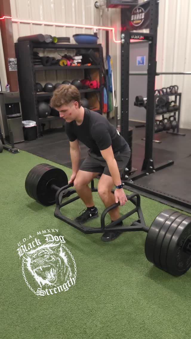 Hunter killing some 300lb trap bar deads...nice speed off the floor...moving the weight with violence!!
#athlete #gymmotivation #strengthandconditioning #footballplayer #highschoolfootball
