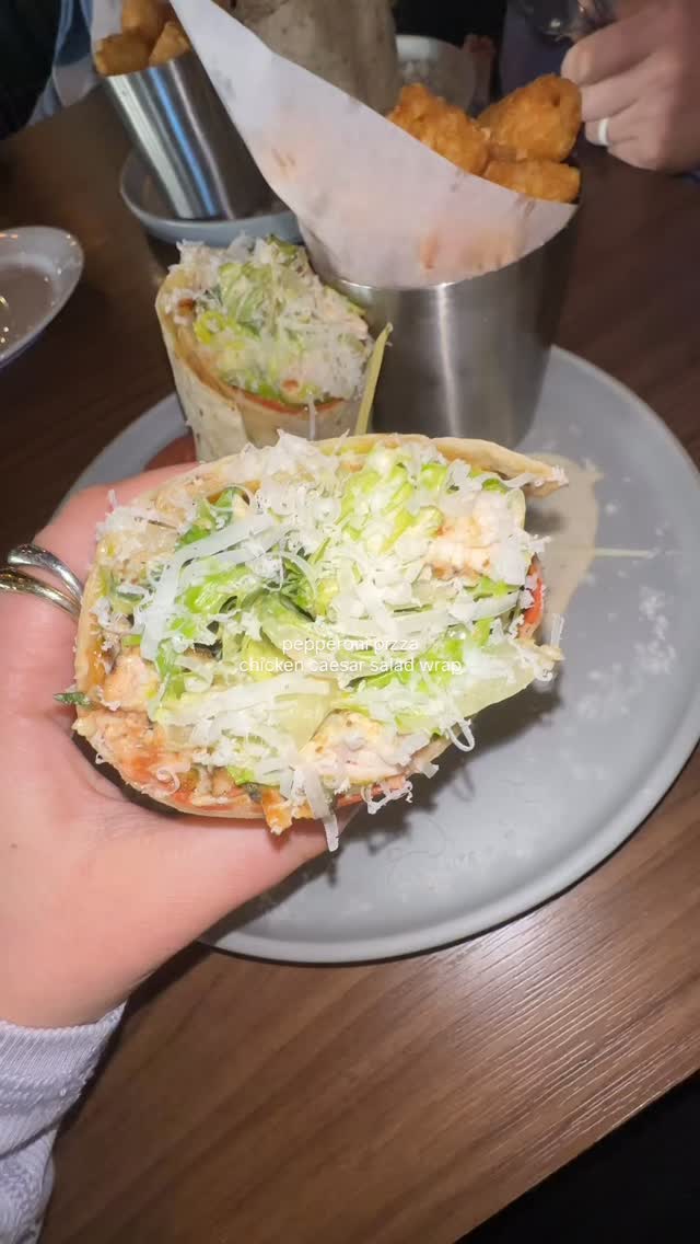 A chicken Caesar wrap... but make it pizza 🍕 @bornandbred.scottsdale took a classic Caesar and made it unforgettable with a cheese and pepperoni tortilla, and I’m still thinking about it - Born & Bred really does lunch right.
#arizona #scottsdale #caesarwrap #lunch #restaurant