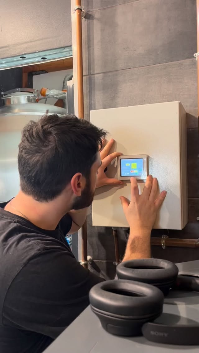 On vous promet que Kiéran sait gérer un alambic !
Et sans tuto 😅
Retrouvez l’ensemble de nos produits chez vos meilleurs cavistes ✨
L’abus d’alcool est dangereux pour la santé, à consommer avec modération.