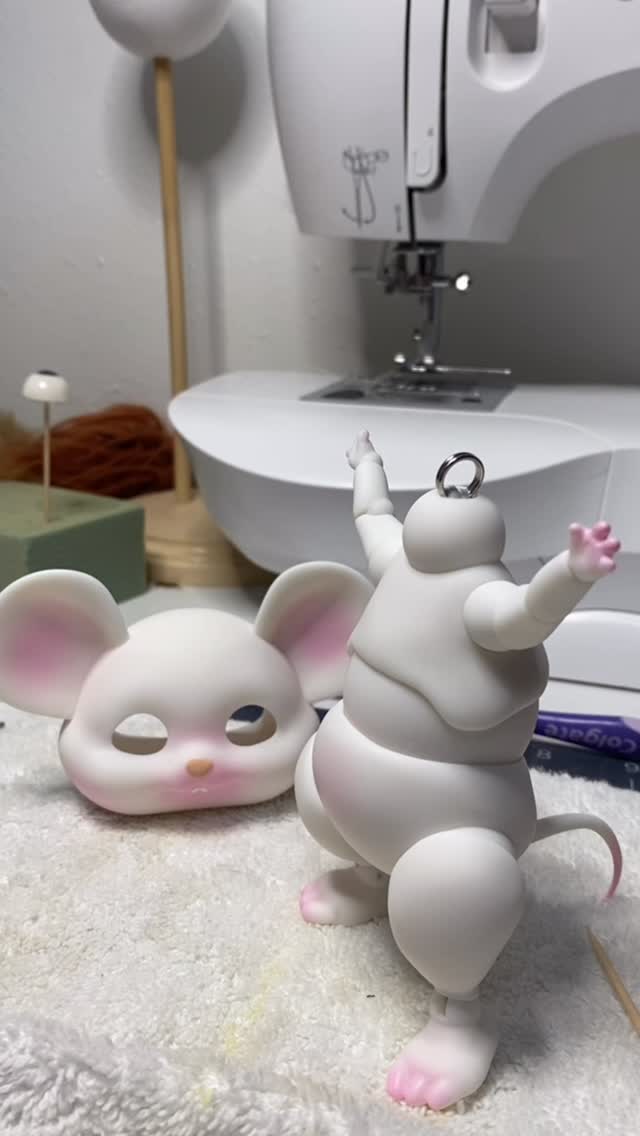 I couldn’t keep it in, I vowed to wait before sharing this project, but my excitement got the best of me! Would you help me find a name for this little mouse? I have few ideas but I would love to hear your inputs first. Leave a comment if you have a name 🩷