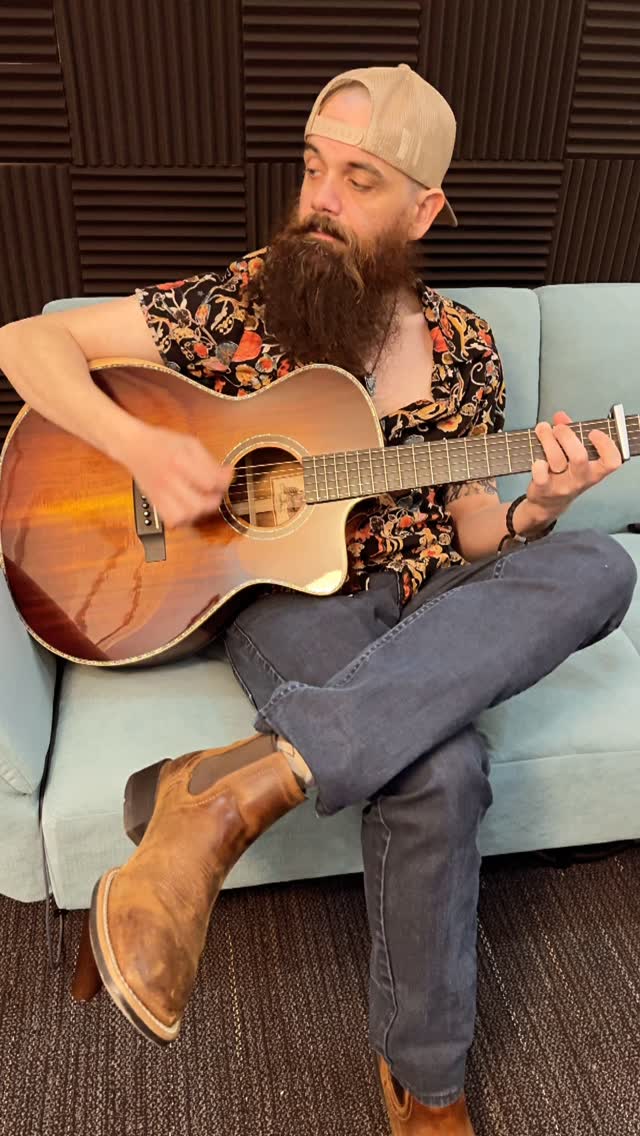 I finally got to see @wherethefuckisjohhnyblueskies last year after a decade of listening to him. He played for 3 hours straight, only stopping to switch guitars and say hello to the crowd. It was incredible and really set a new standard for me. Just wait for that 3 hour Lost Cause show folks 🫡
He gets my blood pumping but can just as quickly slow the heart rate down with songs like this. Who would have thought a song about tea could be so lovely? Here’s “Mint Tea.”
#acoustic #cover #sturgillsimpson #minttea #whothefuckisrileyholtz