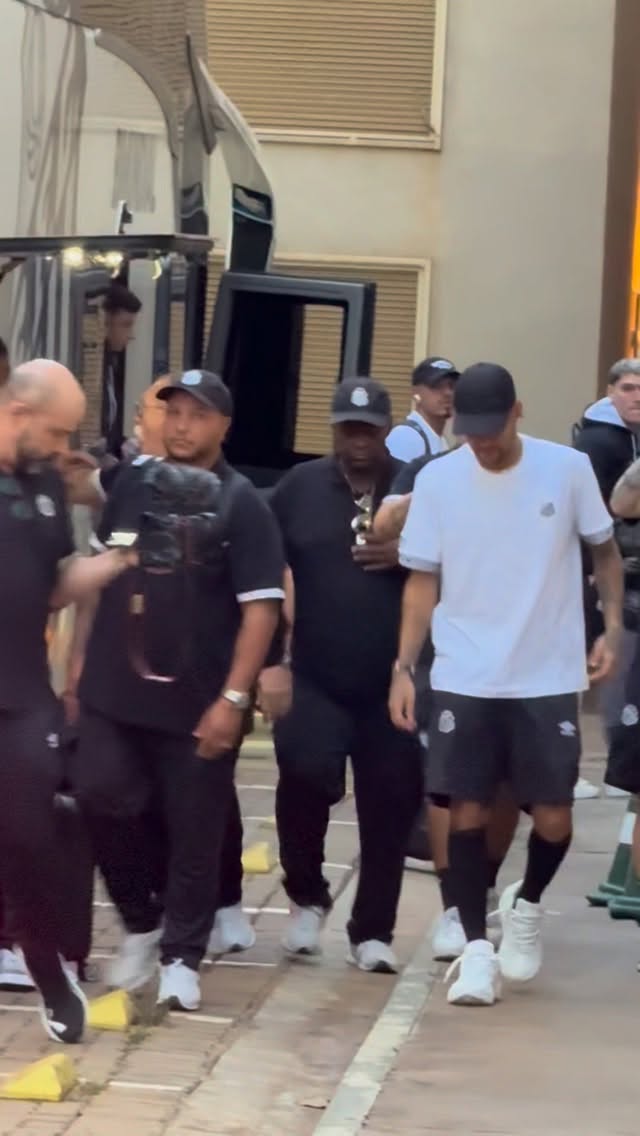 NEYMAR EM RIO PRETO
Neymar já está em Rio Preto com a delegação do Santos para a decisão contra o Grêmio Novorizontino pelas quartas de final do Paulistão.
A chegada do elenco movimentou a cidade. Torcedores se concentraram na porta do hotel, pediram fotos, autógrafos.
Neste domingo (22), às 16h, o Santos entra em campo em Novo Horizonte valendo vaga na semifinal.
Expectativa alta .
Mais informações no Portal Guilherme Baffi. 🎥 @marcosfreitas_oficial