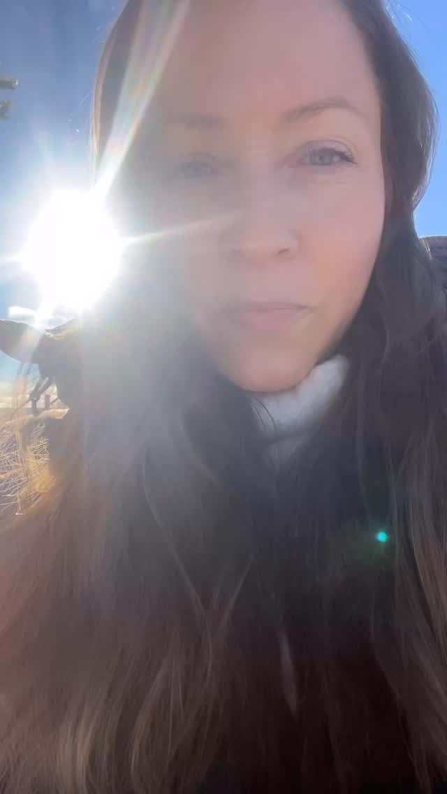 I dag besøkte jeg mamma💕
Jeg har alltid med noen eteriske oljer når jeg besøker mamma, som jeg smører på henne for å gi henne litt ekstra omsorg og kjærlighet.
I dag kjente jeg at jeg skulle ta med oljeblandingen Neshama. Den bare dukket intuitivt opp. Jeg har ikke brukt den så mye, og jeg ble nysgjerrig på historien bak flasken.
Neshama betyr sjel.
Den ble opprinnelig laget av Shira Chernobyl. Da hun ble kjent med Doterra sine eteriske oljer, laget hun en egen blanding for mennesker som sto i ulike sorgprosesser.
Hun lagde de på små flasker og sendte de gratis til personer rundt i verden, sammen med et personlig brev. Historien bak denne oljenblandingen er veldig vakker og mye lengre enn jeg kan dele her. Men for de som ønsker å høre hele historien, så ligger den ute på YouTube😊
Mamma har blant annet Parkinson og har hatt store fysiske smerter på grunn av det. For en stund siden ba jeg sykepleierne om å smøre henne med en krem som heter Deep Blue hver morgen og kveld, og etter en stund så begynte smertene å avta.
Jeg hadde ingen forventninger om dette skulle hjelpe, men resultatet overrasket både meg og de på sykehjemmet❤️
Når jeg besøkte mamma i dag, så var kremen tom. Så den brukes fortsatt, og jeg bestiller den med stor glede🥰
#parkinson #pårørende #omsorg #demens #neshama