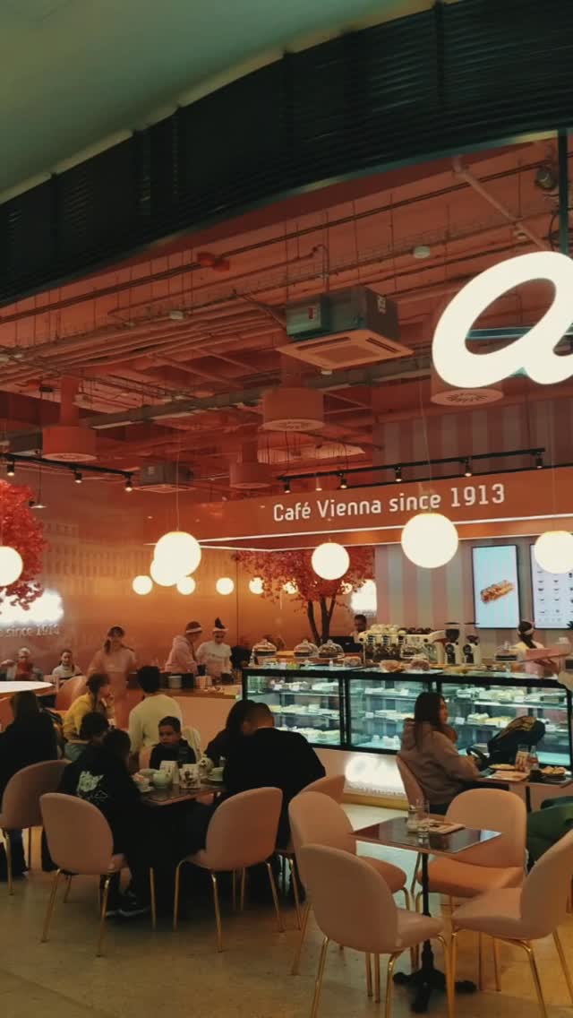 Spomienka na jeden z našich najvýraznejších projektov – Aida Café. 🌸✨
Toto video nám pripomína, prečo milujeme to, čo robíme. Precízne línie, ikonická ružová a svetlo, ktoré dodáva priestoru tú správnu emóciu. V JohnyOak dbáme na to, aby bol každý detail „od návrhu po montáž“ dotiahnutý do dokonalosti.
Aj po čase je tento branding dôkazom, že kvalita sa oplatí.
Chcete vedieť, aké materiály stoja za takouto trvácnou reklamou? Napíšte do komentára slovo "kvalita" a pošleme vám technické info do správy. 📩
#johnyoak #aidabratislava #ledsign #3dletters #visualidentity #retaildesign #bratislava #branding #slovenskavyroba #architecture #signage #throwback #designinspiration