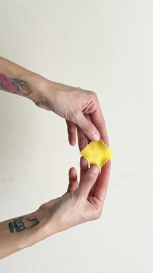 Tradurre significa letteralmente trasportare, trasferire.
Si traduce dall’italiano all’inglese, ad esempio. Ma si traduce anche quando si spiega - in altre parole - qualcosa a qualcuno che non ha capito o che non sa. Alle volte tradurre è semplificare, ma non è sempre semplice. Capita di passare - o di dover passare - da un sistema di segni ad un altro. È quello che si fa quando ci si aiuta con i gesti.
Ma per il prodotto della traduzione, le decisioni del traduttore non sono mai un elemento neutro. Così come non è neutro il ruolo del destinatario.
Come nelle istruzioni di montaggio di un mobile, o in un fumetto, quel che è successo prima, negli spazi bianchi tra un’immagine e l’altra, o che accadrà dopo, si lascia all’immaginazione di chi riceve la traduzione. Tradurre significa fare delle scelte:
scegliere parole, gesti, alfabeti e, alle volte, scegliere di non usare. Di omettere.
Non parlare di pasta, di ripieno, di pesi e di misure, potrà ad alcuni sembrare un tradimento, un sacrilegio, ma è, oltre a un atto inevitabile, un atto necessario.
Non potremo mai mangiare lo stesso cappelletto o pretendere che in futuro altri lo facciano. Perché diversi sono gli ingredienti, le mani che lo fanno, il gusto di chi lo mangia.
Perché siamo cambiati noi.
Tramandare obbliga una identità a rigenerarsi.
Tradurla è necessario per tenerla in vita, metterla in movimento e condurla oltre.
Ciò che permane è una sequenza di gesti, collettiva e identitaria che non annulla o appiattisce le differenze. Al contrario. Lascia loro gli infiniti spazi bianchi - prima, durante e dopo - da riempire con le proprie unicità e tenere la tradizione in vita
#Cappelletti #reggioemilia